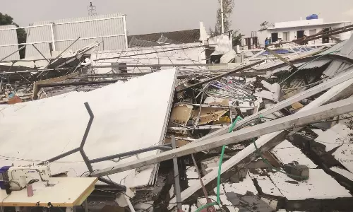 பனியன் நிறுவன மேற்கூரை சரிந்து 3 பேர் காயம்