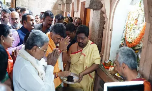 சாமுண்டீஸ்வரி அம்மனுக்குசித்தராமையா- டி.கே.சிவக்குமார் சிறப்பு பூஜை சாமுண்டீஸ்வரி அம்மனுக்குசித்தராமையா- டி.கே.சிவக்குமார் சிறப்பு பூஜை