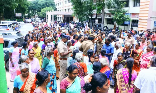 கலெக்டர் அலுவலகத்தை முற்றுகையிட்டு பொதுமக்கள் போராட்டம்