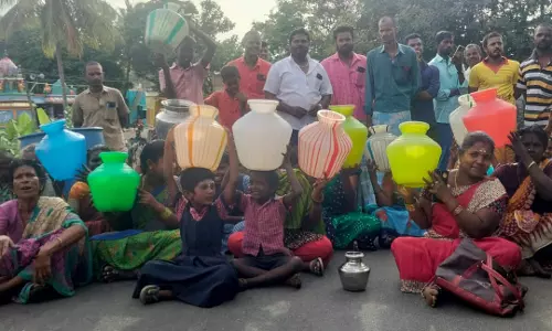 காலி குடங்களுடன் சாலை மறியல்