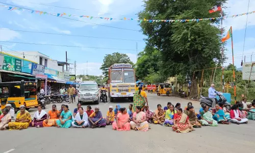 செல்போன் கோபுரம் அமைக்க எதிர்ப்பு தெரிவித்து சாலை மறியல்