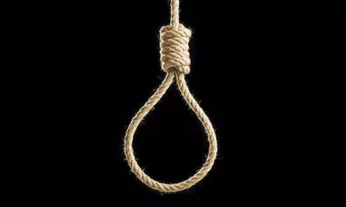 கோவில் மண்டபத்தில் தூக்கில் பிணமாக தொங்கிய டிரைவர்