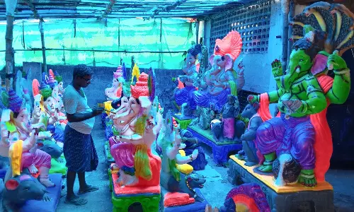 கரூரில் விநாயகர் சிலைகள் தயாரிக்கும் பணி மும்முரம்
