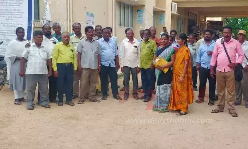 நெமிலி தாலுகா அலுவலகத்தை ஊராட்சி செயலாளர்கள் முற்றுகை