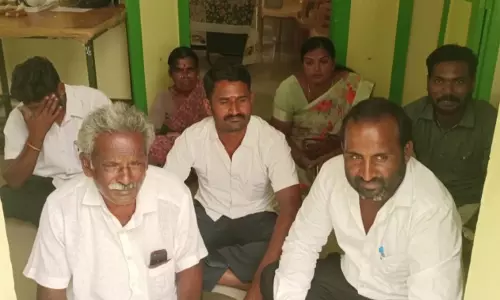 வார்டு உறுப்பினர்கள் உள்ளிருப்பு போராட்டம்