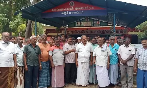 மணல் லாரிகளை மாற்றுப்பாதையில் இயக்கக்கோரி பொதுமக்கள் மனு