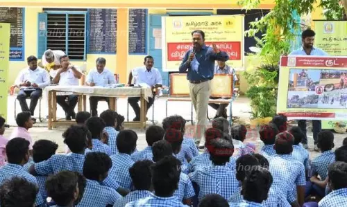 மாணவர்களுக்கு சாலை பாதுகாப்பு விழிப்புணர்வு