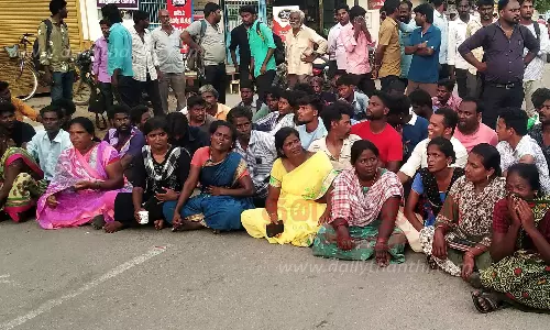 மின்சாரம் தாக்கி ஒப்பந்த தொழிலாளி பலி- உறவினர்கள் சாலை மறியல்