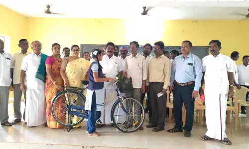 மாணவ- மாணவிகளுக்கு விலையில்லா சைக்கிள்