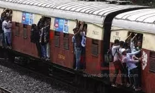 ஓடும் ரெயிலில் இருந்து தவறி விழுந்த வாலிபர் உடல் சிதறி சாவு