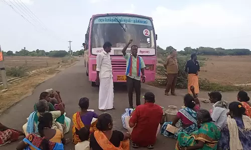 குடிநீர் குழாய் பதிக்கும் பணி தடுத்து நிறுத்தம்; பொதுமக்கள் மறியல்