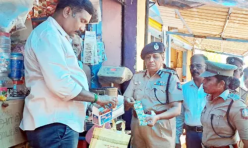 காரில் கடத்தி வந்த ரூ.2½ லட்சம் புகையிலை பொருட்கள் பறிமுதல்