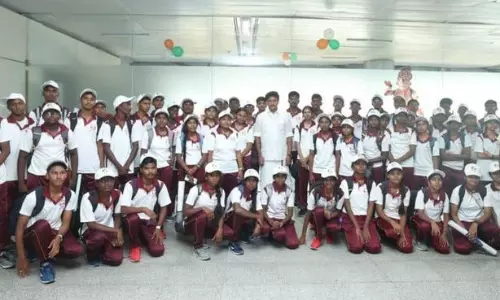 60 மாணவர்களை ஐதராபாத் அழைத்து சென்ற அமைச்சர் அன்பில் மகேஷ் பொய்யாமொழி