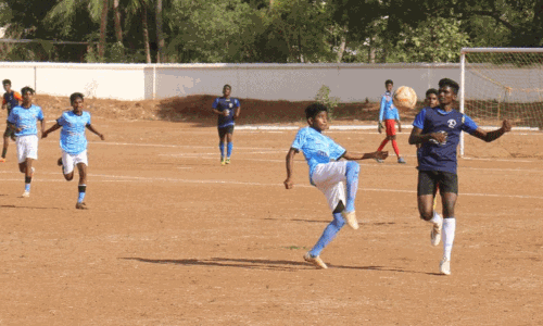 பள்ளி மாணவர்களுக்கு கால்பந்து போட்டி