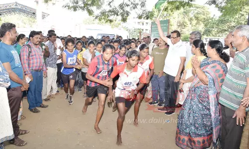 சேலத்தில் எய்ட்ஸ் விழிப்புணர்வு மாரத்தான் போட்டி-கலெக்டர் கார்மேகம் தொடங்கி வைத்தார்