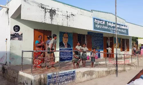 காலை உணவு சரி இல்லை எனக்கூறி அரசு தொடக்கப்பள்ளியை பூட்டிய பெண்ணால் பரபரப்பு-அதிகாரிகள் விசாரணை