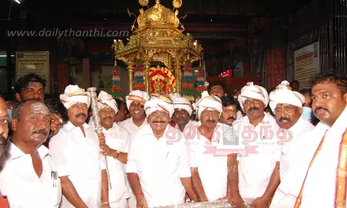 அ.தி.மு.க. மாநாடு வெற்றி:பழமுதிர்சோலையில்  தங்கத்தேர் இழுத்து சிறப்பு வழிபாடு- ராஜன் செல்லப்பா எம்.எல்.ஏ. ஏற்பாட்டில் நடந்தது