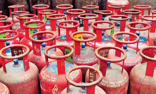 வீட்டு உபயோக சமையல் கியாஸ் சிலிண்டர் விலை குறைப்பு: இன்று முதல் அமலுக்கு வந்தது