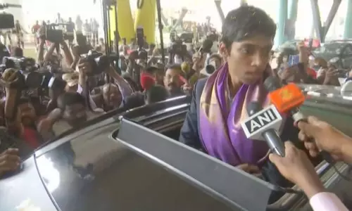 இளம் கிராண்ட் மாஸ்டர் பிரக்ஞானந்தாவுக்கு சென்னை விமான நிலையத்தில் தமிழக அரசு சார்பில்  உற்சாக வரவேற்பு!