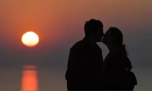 10 நிமிடங்களுக்கு விடாமல் காதலிக்கு லிப்லாக் : காது கேட்கும் திறனை இழந்த வாலிபர்...! காதலர்கள் அதிர்ச்சி