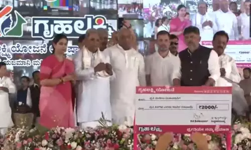 கர்நாடகாவில் பெண்களுக்கு ரூ.2000 திட்டத்தை தொடங்கி வைத்தார் ராகுல் காந்தி..! கர்நாடகாவில் பெண்களுக்கு ரூ.2000 திட்டத்தை தொடங்கி வைத்தார் ராகுல் காந்தி..!