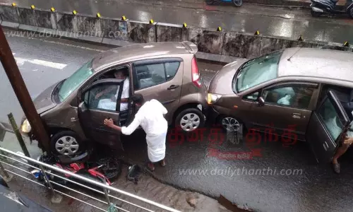 மின்கம்பம் மீது கார் மோதியது