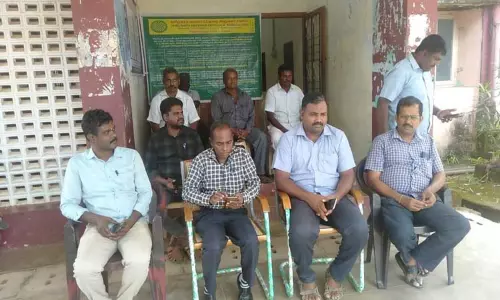 வருவாய்த்துறை அலுவலர் சங்கத்தினர் காத்திருப்பு போராட்டம்