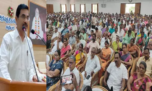 பெற்றோரின் அரவணைப்பு இல்லாமல் குழந்தைகள் திசை மாறுகின்றனர்