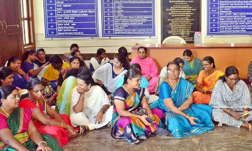 வருவாய்த்துறை ஊழியர்கள் காத்திருப்பு போராட்டம்