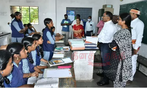 மாணவிகளின் கற்றல் திறன் குறித்து கலெக்டர் ஆய்வு மாணவிகளின் கற்றல் திறன் குறித்து கலெக்டர் ஆய்வு
