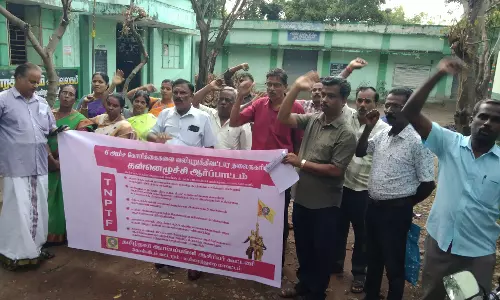 ஆரம்பப்பள்ளி ஆசிரியர் கூட்டணியினர் ஆர்ப்பாட்டம் ஆரம்பப்பள்ளி ஆசிரியர் கூட்டணியினர் ஆர்ப்பாட்டம்