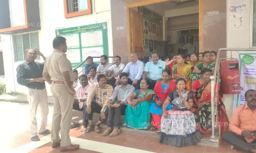 வருவாய்த்துறை அலுவலர் சங்கத்தினர்காத்திருப்பு போராட்டம் வருவாய்த்துறை அலுவலர் சங்கத்தினர்காத்திருப்பு போராட்டம்