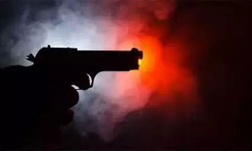 சந்தன மரம் கடத்திய வாலிபர் சுட்டுக்கொலை தப்பி ஓடிய மற்றொருவருக்கு வலைவீச்சு