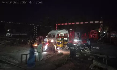 41 நிமிடங்கள் ரெயில்வே கேட் மூடப்பட்டதால் போக்குவரத்து பாதிப்பு