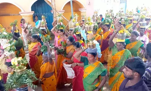 பாளையம்புதூரில் மாரியம்மன் கோவில் திருவிழா: பக்தர்கள் பால்குடம் எடுத்து ஊர்வலம்