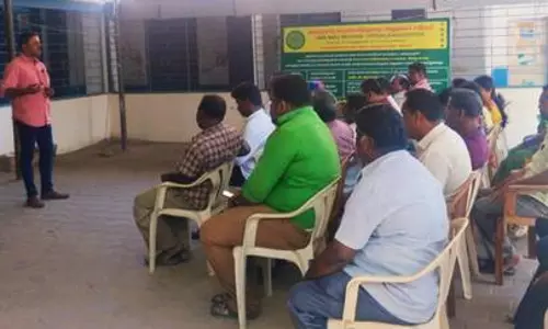 வருவாய்த்துறை அலுவலர்கள் காத்திருப்பு போராட்டம்