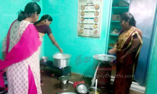 அரசு பள்ளிகளில்காலை உணவு தயாரிக்கும் பணியை கலெக்டர் ஆய்வு