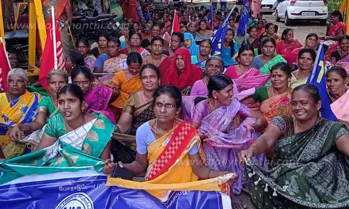 தர்மபுரி கலெக்டர் அலுவலகம் முன்புசத்துணவு ஊழியர்கள் மடியேந்தி போராட்டம்