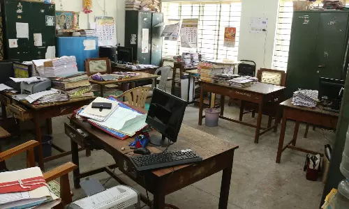 கள்ளக்குறிச்சி தாசில்தார் பணியிடை நீக்கத்தை கண்டித்துவருவாய்த்துறை அலுவலர்கள் பணியை புறக்கணித்து போராட்டம்