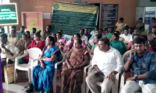 வருவாய்த்துறை ஊழியர் சங்கத்தினர் காத்திருப்பு போராட்டம்