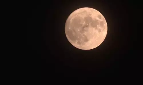 வானில் அதிசய நிகழ்வு... சூப்பர் புளூ மூன், சனி கோள் ஒன்றாக ஜொலிப்பு வானில் அதிசய நிகழ்வு... சூப்பர் புளூ மூன், சனி கோள் ஒன்றாக ஜொலிப்பு