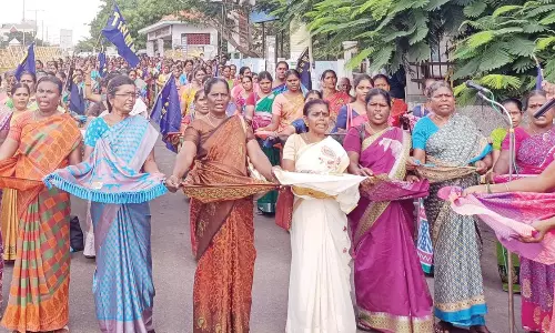 சத்துணவு ஊழியர்கள் மடியேந்தி போராட்டம்