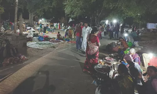 பாதுகாப்பற்ற நிலையில் செயல்படும் கணியூர் வார சந்தை