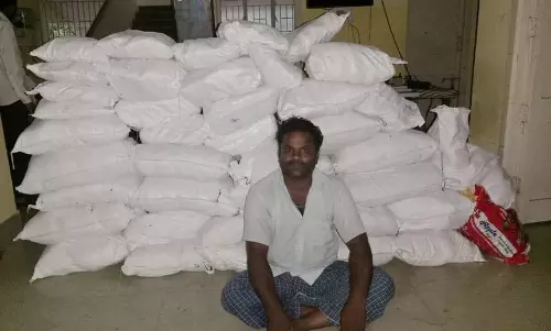 2 வீடுகளில் பதுக்கி வைக்கப்பட்டிருந்த  ரூ.9 லட்சம் புகையிலை பொருட்கள் பறிமுதல்  மொத்த வியாபாரி உள்பட 2 பேர் கைது