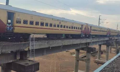 விருத்தாசலம் அருகே ரெயில்வே கேட்டில் மினிலாரி மோதல் 2 எக்ஸ்பிரஸ் ரெயில்கள் நடுவழியில் நிறுத்தம் பயணிகள் கடும் அவதி