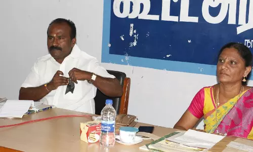 கருப்பு பேட்ஜ் அணிந்து பங்கேற்ற துணைத்தலைவர்