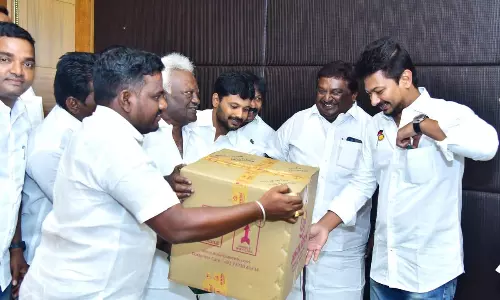 அமைச்சர் உதயநிதி ஸ்டாலினுக்கு நினைவு பரிசு