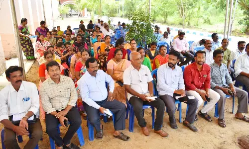 கடலூர் கலெக்டர் அலுவலகத்தில் வருவாய்த்துறை அலுவலர்கள் காத்திருப்பு போராட்டம்