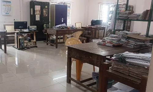 வருவாய்த்துறை அதிகாரிகள் பணியை புறக்கணித்து போராட்டம்