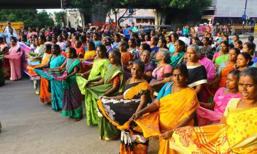 சத்துணவு ஊழியர் சங்கத்தினர் மடியேந்தி போராட்டம் சத்துணவு ஊழியர் சங்கத்தினர் மடியேந்தி போராட்டம்